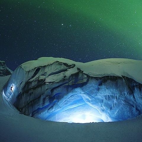 
Nằm trong khuôn viên vườn quốc gia Jesper, Alberta, Canada, sông băng Athabasca trở thành một hang động huyền bí khi đêm về. (Ảnh: IG @paulzizkaphoto)